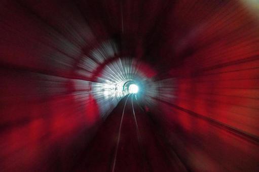 長い鉄道トンネルを抜ける 長い鉄道トンネルを抜けるの写真