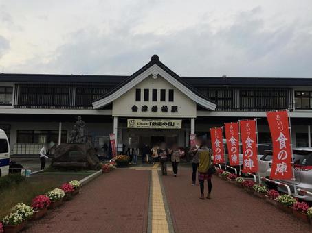 城郭風の会津若松駅駅舎と駅前風景、観光客 会津若松駅,駅前,駅舎の写真素材