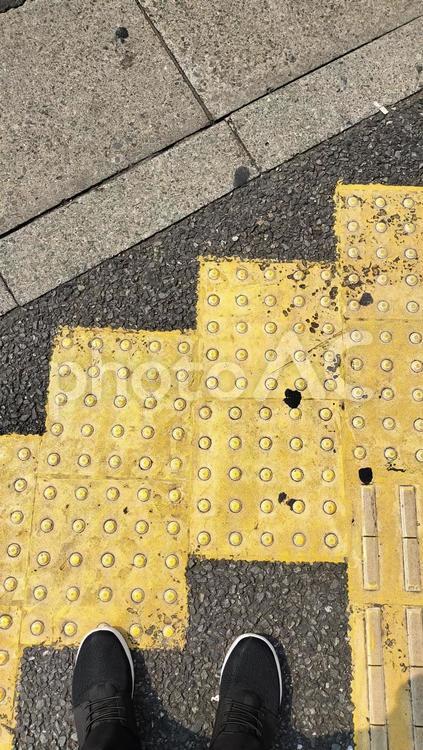点字ブロック　黄色い線　靴　交差点　新宿 点字ブロック,黄色,警告の写真素材