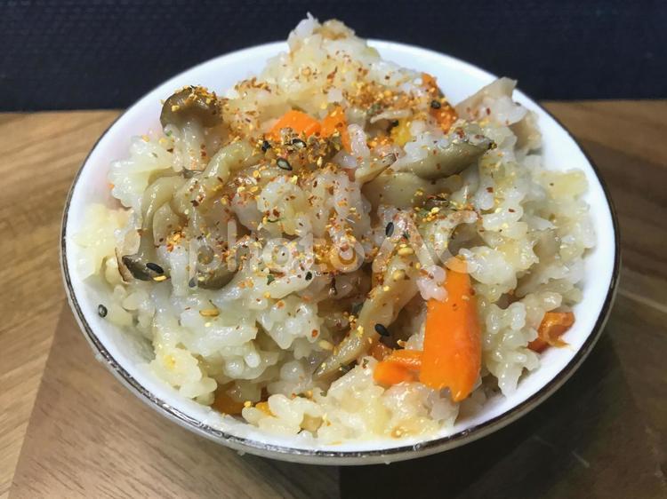 お茶碗によそった炊き込みご飯 炊き込みご飯,人参,ベーコンの写真素材