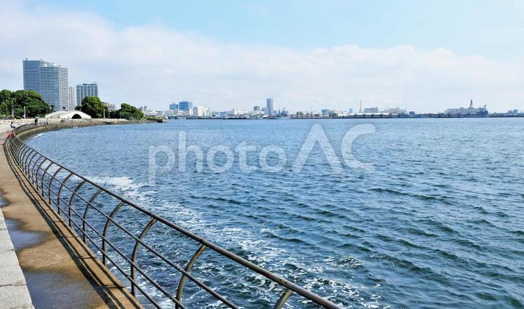 横浜港の風景 横浜港,波打ち際,波の写真素材