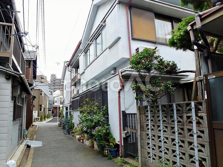 昭和の雰囲気を残す町角 町角,隘路,町並みの写真素材