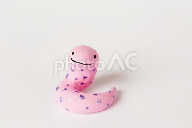 カメラ目線のピンクの蛇 蛇,クレイアート,動物の写真素材
