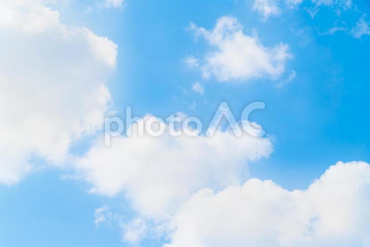 爽やかな青い空と雲の写真。高画素カメラで撮影。 青空,空,雲の写真素材