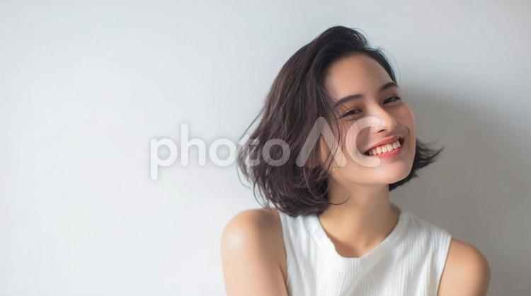 自然な笑顔が魅力的なショートヘアの女性 笑顔,女性,ショートヘアの写真素材