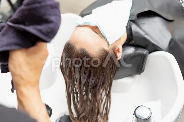 ヘアサロンでシャンプーをしてもらう若い女性 ヘアサロン,女性,美容室の写真素材
