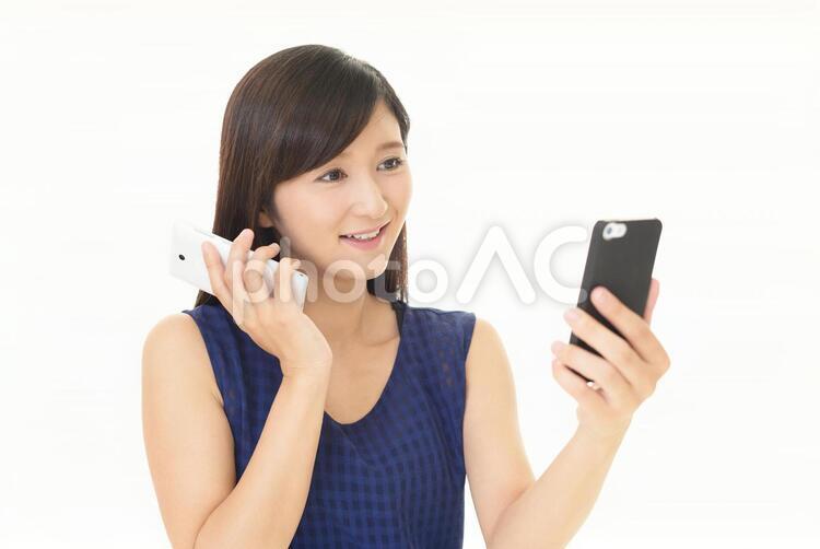 スマートフォンを持つ笑顔の女性 女性,スマートフォン,女の写真素材