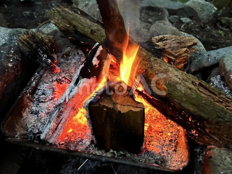 夏の山でキャンプ　焚き木の炎 キャンプ,焚火,炎の写真素材