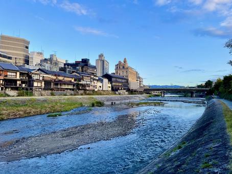 早朝の京都鴨川と四条大橋2 早朝の京都鴨川と四条大橋2の写真
