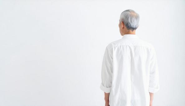 うつむいている日本人シニア男性 うつむいている日本人シニア男性の写真