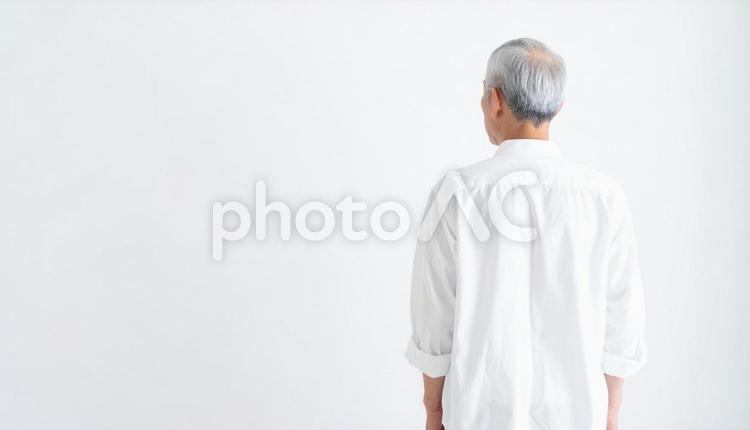 うつむいている日本人シニア男性 シニア男性,男性,悩むの写真素材