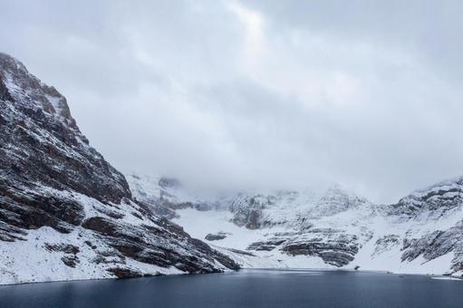 氷河を抱く雪山と静寂の湖 氷河,山,湖の写真素材