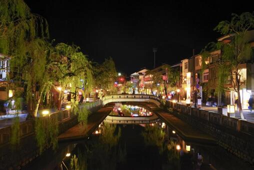 兵庫県にある城崎温泉の夜景 城崎温泉,温泉街,夜景の写真素材