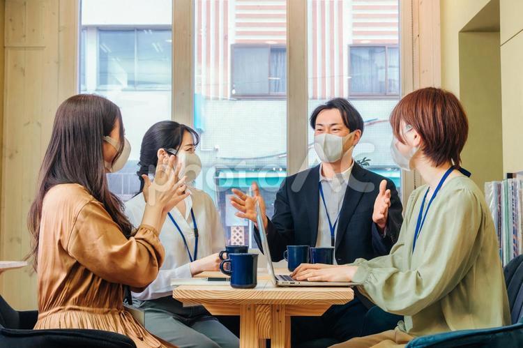 マスクをして打ち合わせする男女 ビジネス,マスク,olの写真素材