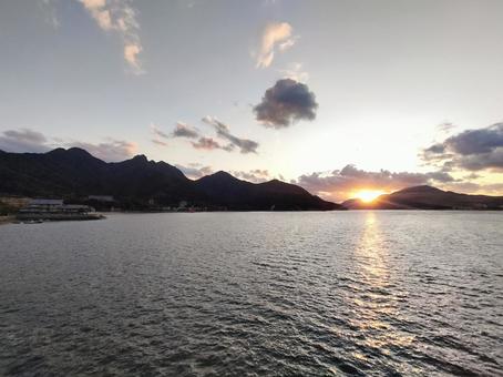 宮島からの船上から見た夕日 宮島からの船上から見た夕日の写真