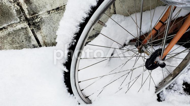 自転車のタイヤと雪の写真 自転車,タイヤ,雪の写真素材