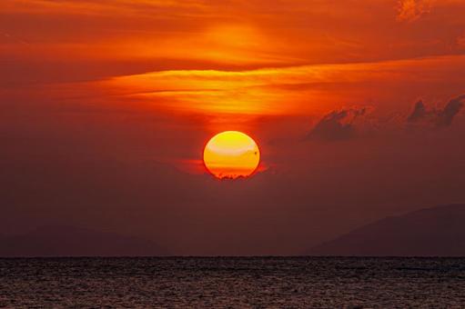 燃えるような夕日と海 燃えるような夕日と海 太陽,水平線,夕焼け空の写真素材