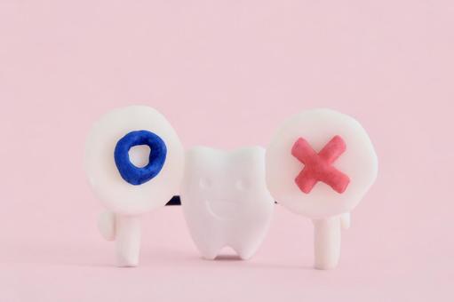 マル印とバツ印をもったミニチュアの歯 マル印とバツ印をもったミニチュアの歯 歯,マル,バツの写真素材
