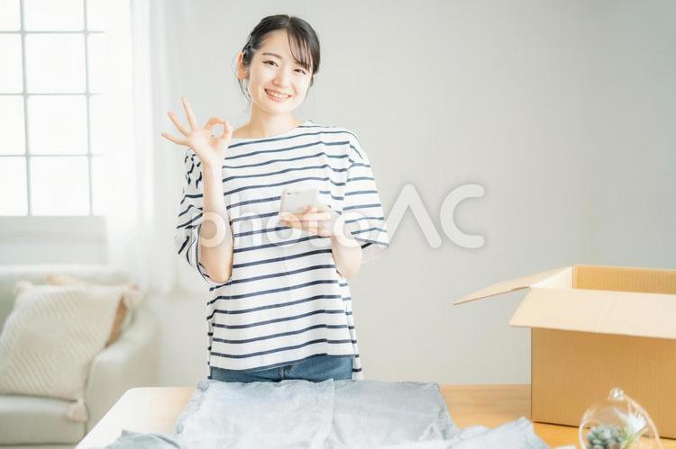 不用品をフリマアプリに出す女性 フリマ,出品,古着の写真素材