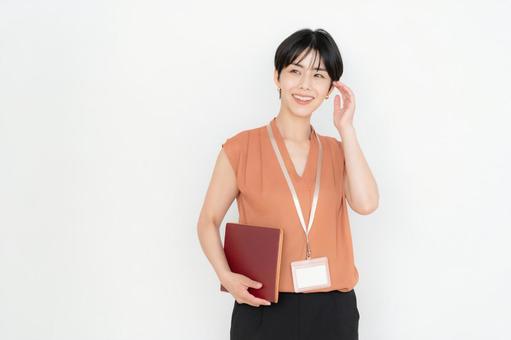 白バックの若いビジネスウーマン 白バックの若いビジネスウーマンの写真