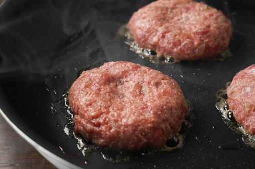 ハンバーグ ハンバーグ ハンバーグ,牛ハンバーグ,牛肉の写真素材