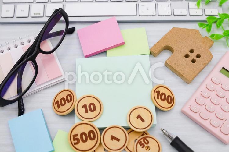 雑貨とお金のおもちゃ 雑貨,背景素材,お金の写真素材