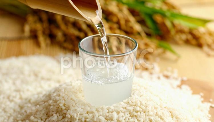 日本酒を注ぐ 日本酒,米,雫の写真素材