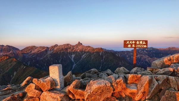 大天井岳から見る槍ヶ岳のモルゲンロート 大天井岳から見る槍ヶ岳のモルゲンロート 山,北アルプス,登山の写真素材