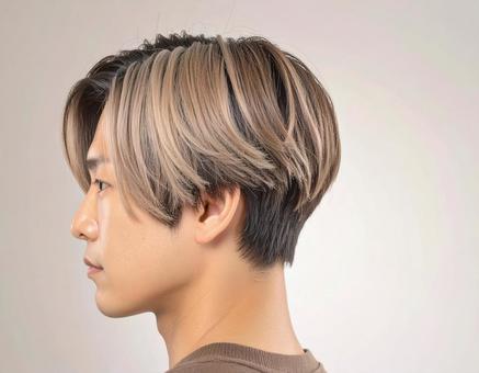 ベージュメッシュのセンター分け男性 横顔 ベージュメッシュのセンター分け男性 横顔の写真