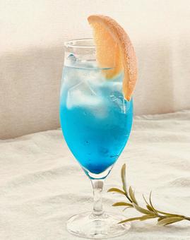 ソフトドリンク 青いジュース,オレンジ,ピルスナーの写真素材