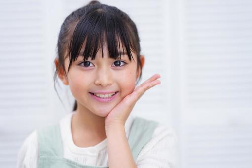 カメラに向かって手を広げる少女の写真