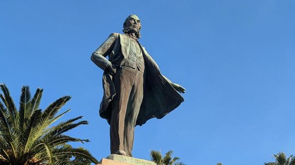 鹿児島 甲突川沿いにある大久保利通像 大久保利通,銅像,全身の写真素材