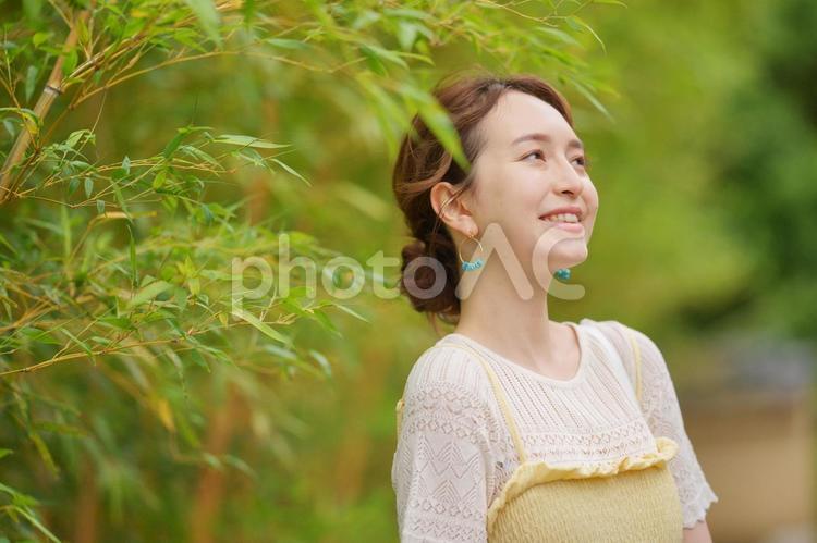笹と女性のポートレート　 女子旅,女性,日本人の写真素材