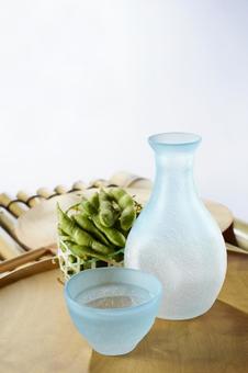 竹の縁台に置かれた冷酒と枝豆 竹の縁台に置かれた冷酒と枝豆 冷酒,枝豆,縁台の写真素材