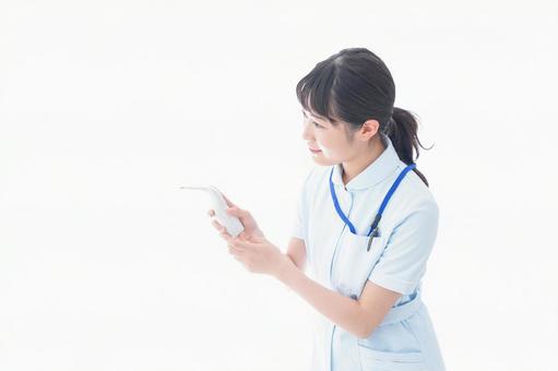 ナース服を着た若い笑顔の看護師 ナース服を着た若い笑顔の看護師 スタッフ,トレイニー,看護師の写真素材