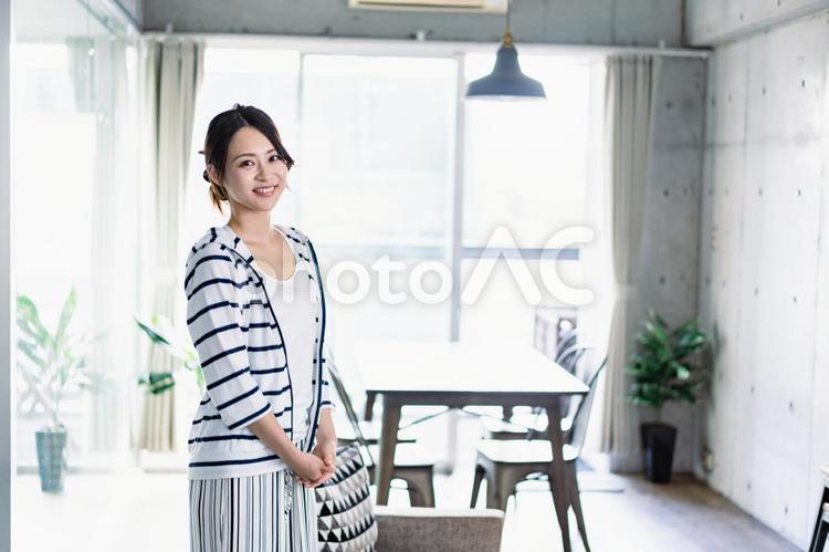 一人暮らしをする若い女性 インテリアコーディネート,家具,引っ越しの写真素材