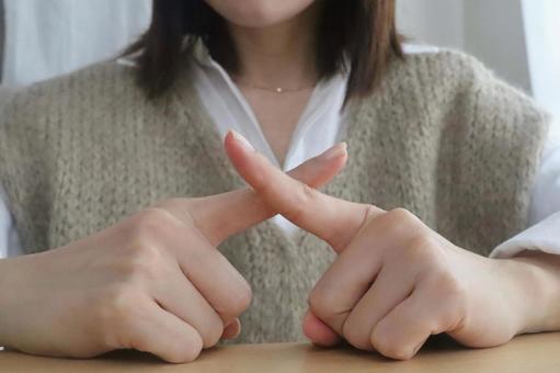 バツポーズの女性 バツ,バツポーズ,ばつの写真素材