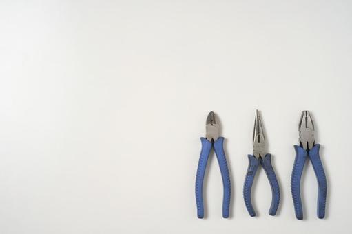 白背景に並べたペンチとニッパー 白背景に並べたペンチとニッパー 道具,工具,修理の写真素材