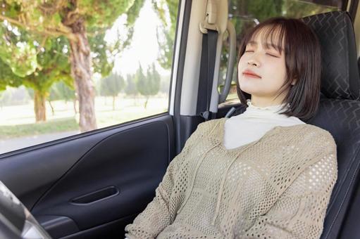 睡眠休憩をする女性 運転 ドライバー 睡眠休憩をする女性 運転 ドライバー 人物,女性,日本人の写真素材