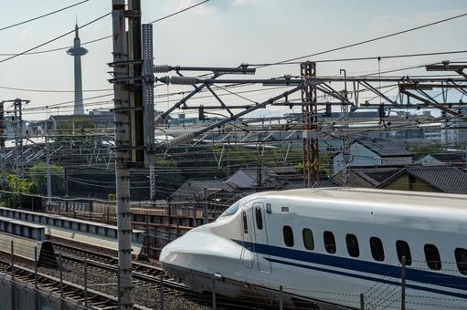 新幹線 京都タワー 新幹線 京都タワーの写真