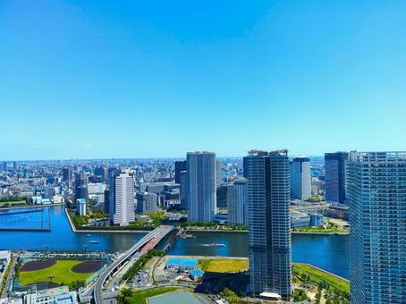 東京のビル街と空 東京のビル街と空の写真