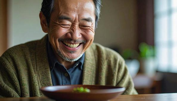 食後、空になったお皿を前に笑顔の男性 食後、空になったお皿を前に笑顔の男性の写真