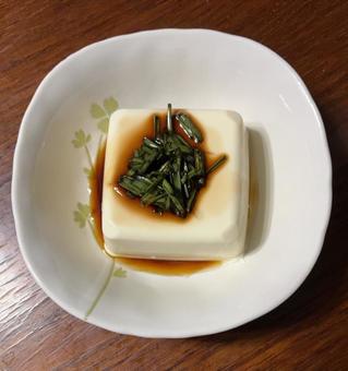 R7.8.17 冷や奴に自家栽培ニラ醤油 R7.8.17 冷や奴に自家栽培ニラ醤油の写真
