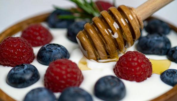 はちみつとベリーが入ったヨーグルトの写真