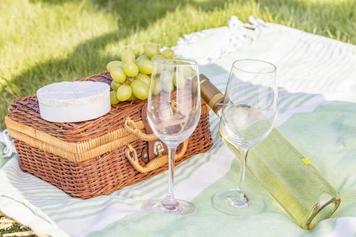 ワイングラスとチーズやぶどう カマンベール,チーズ,ぶどうの写真素材