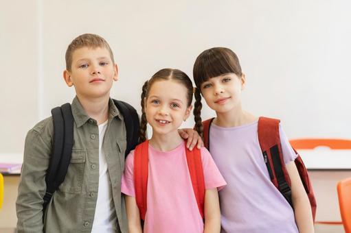 カメラ目線の生徒たち 男の子,女の子,子どもの写真素材