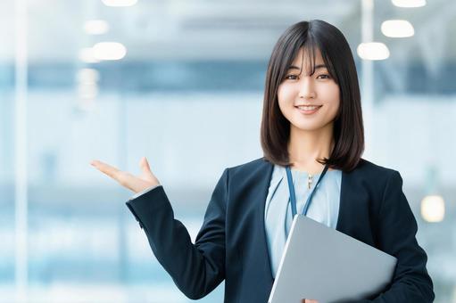 手で案内をする女性・ビジネスウーマン 手で案内をする女性・ビジネスウーマン 女性,ビジネス,笑顔の写真素材