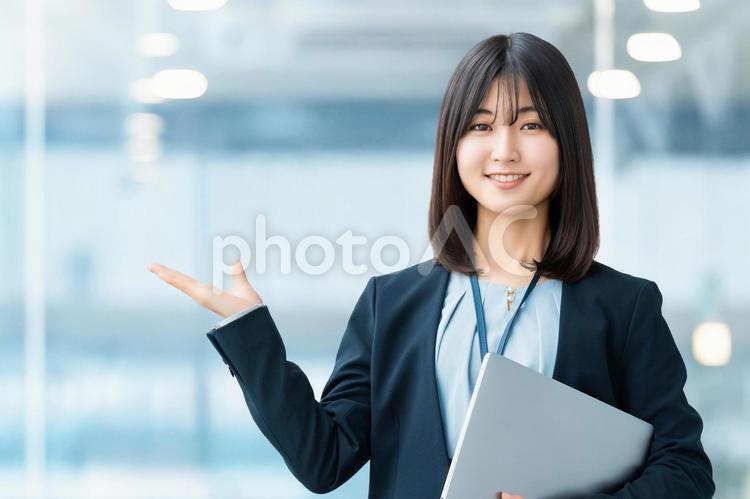 手で案内をする女性・ビジネスウーマン 女性,ビジネス,笑顔の写真素材