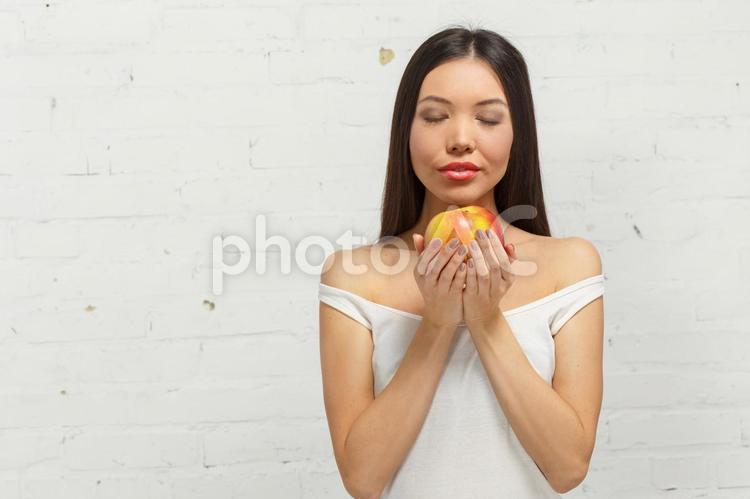 林檎を持つ女性 女性,外国人,ポートレートの写真素材