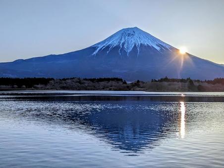 田貫湖の日の出 田貫湖の日の出 富士山,mtfuji,fujisanの写真素材